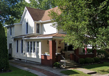 Lima house for rent - a white house with a porch and a tree