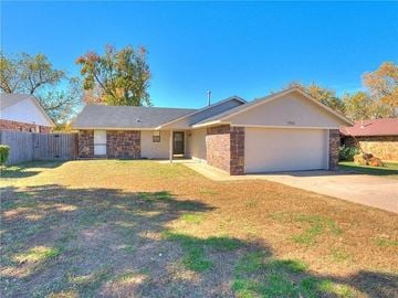Midwest City house for rent - a small house with a yard and a driveway