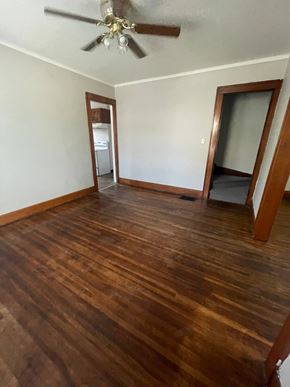 Lima apartment for rent - A room with wooden floors and a ceiling fan.