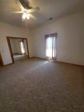 Bluffton house for rent - an empty living room with a ceiling fan