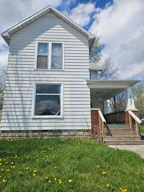 Lima house for rent - A white house with a porch and a window with a view of the sky.