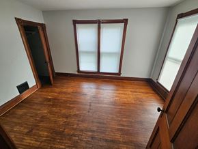 Lima house for rent - A room with a wooden floor and a window with blinds.