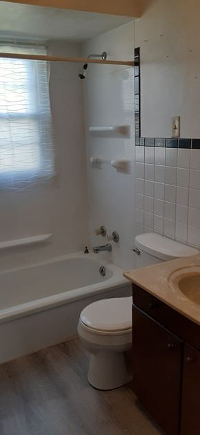 Lima house for rent - a bathroom with a toilet and a tub and a sink