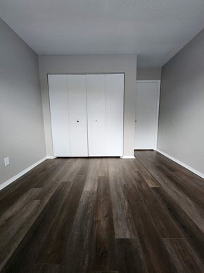 Lima apartment for rent - an empty living room with wood floors and white closets