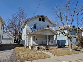 Lima house for rent - A white house with a porch and a tree in front.