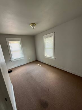 Lima house for rent - A room with carpeted floor and two windows.