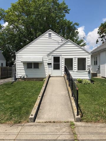 Lima house for rent - a white house with a sidewalk in front of it