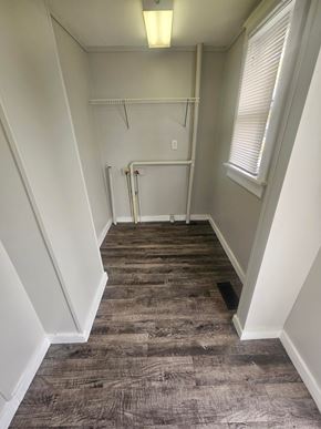 Lima house for rent - A hallway with a carpeted floor and white walls.