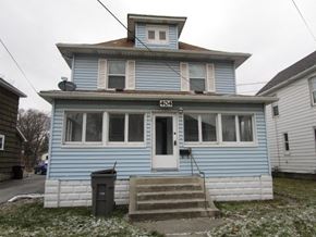Lima house for rent - A blue house with the number 404 on the front.