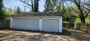 Lima house for rent - a small white garage with a white garage door