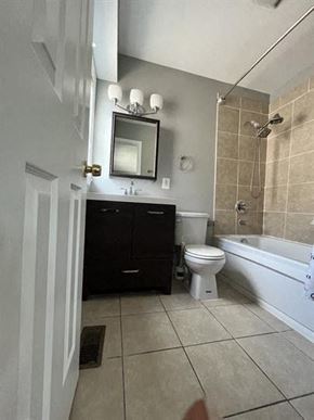 Washington apartment for rent - a bathroom with a toilet and a sink and a bath tub
