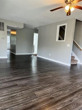 Washington apartment for rent - a empty living room with a ceiling fan