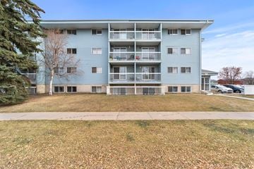 Camrose apartment for rent - A large apartment building with a balcony on the second floor.