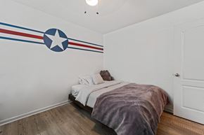 Jacksonville house for rent - a bedroom with a bed and a mural of captain on the wall
