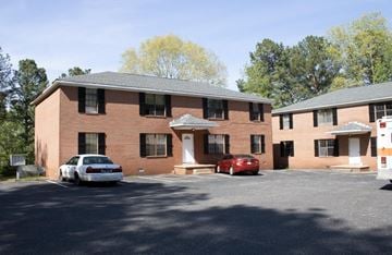 Lexington apartment for rent - a large brick apartment building with cars parked in a parking lot