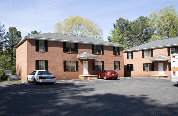 Lexington apartment for rent - a large brick apartment building with cars parked in a parking lot