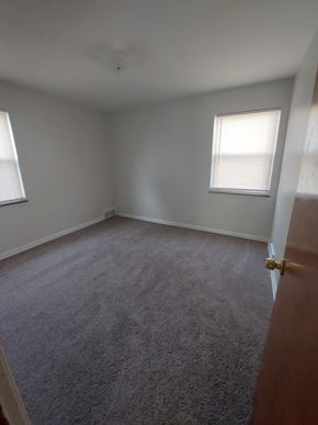 Cleveland apartment for rent - A room with a carpeted floor and a window with blinds.