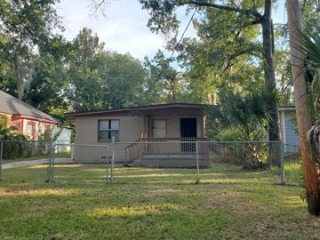 Jacksonville house for rent - a small house with a fence in front of it