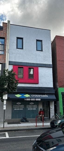 Philadelphia apartment for rent - a white and red building with a red window