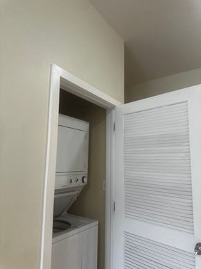 Philadelphia apartment for rent - the laundry room has a washer and dryer and a door to the closet