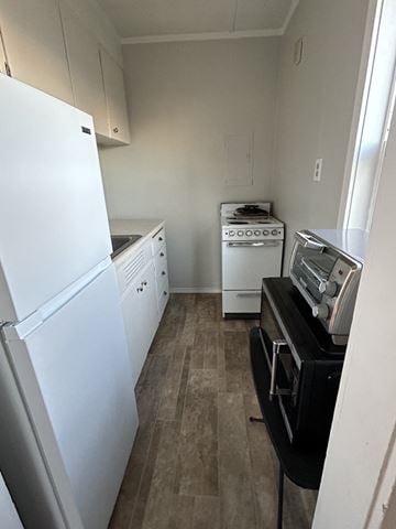 Soap Lake house for rent - a kitchen with a stove and a refrigerator and a sink