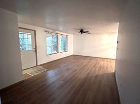 Kelso house for rent - an empty living room with a ceiling fan