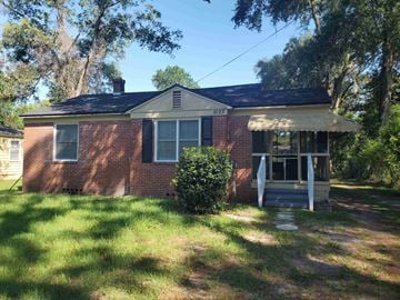 Jacksonville house for rent - A house with the number 1023 on the front.