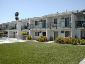 Fairfield apartment for rent - Tradewinds Apartments Lawn and  Pool