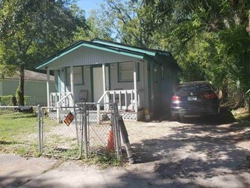 Jacksonville house for rent - a small house with a car parked in front of it