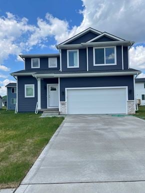 Urbandale house for rent - a blue house with a white garage door