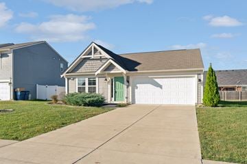 Shepherdsville house for rent - a house with a driveway and a garage door