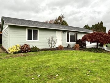 Longview house for rent - a white house with a lawn in front of it