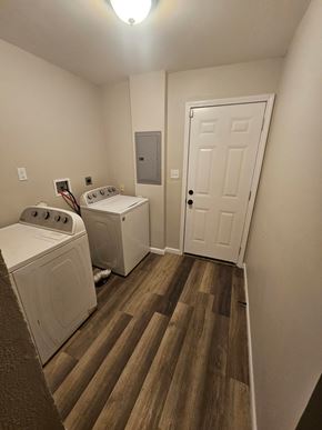 St. Louis house for rent - A laundry room with a washer and dryer.
