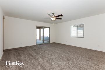 Florence house for rent - a living room with carpet and a ceiling fan