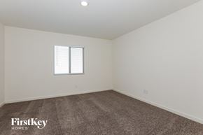 Florence house for rent - a bedroom with white walls and carpet and a window