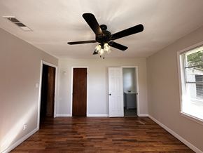 Conroe apartment for rent - a living room with a ceiling fan and a closet