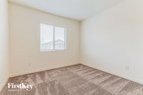 Florence house for rent - a bedroom with carpet and a window