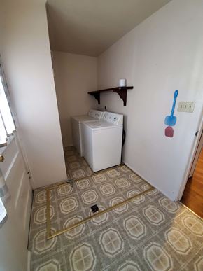 Trinidad house for rent - A laundry room with a washer and dryer.