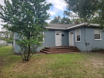 Jacksonville house for rent - the front of a blue house with steps and a tree