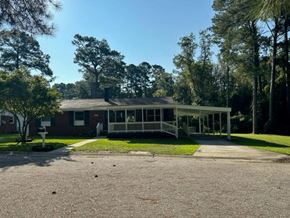 Fayetteville house for rent - A house with a porch and a driveway in front.