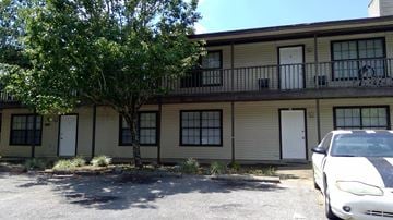 Pensacola house for rent - the building where the motel is located