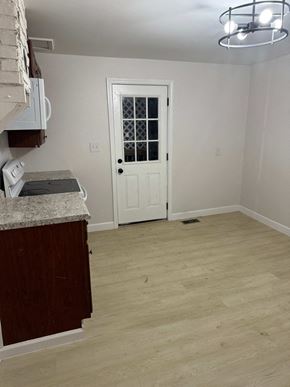 Bristol house for rent - an empty room with a white door and a kitchen