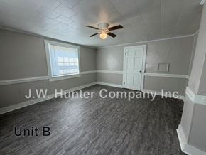 Stantonsburg apartment for rent - A room with a ceiling fan and a window with blinds.