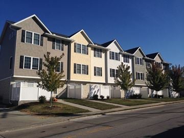 Davenport apartment for rent - a row of condominiums on the side of a street