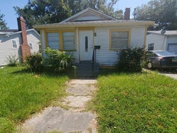 Jacksonville house for rent - a small white house with a car parked in front of it