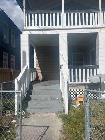 Jacksonville house for rent - the front of a house with stairs and a porch