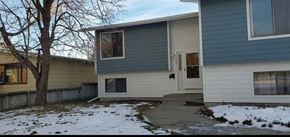 Billings house for rent - a white and blue house with snow on the ground