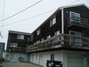 Salisbury apartment for rent - A large two-story building with a balcony on the upper floor.