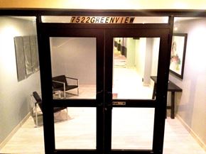Chicago apartment for rent - A black door with the number 7522 on it.