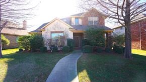 Rockwall house for rent - A house with a driveway in front of it.